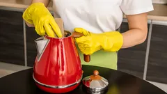 ピカピカのやかんにする秘訣：天然素材2つが驚くほど効く