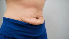 ぺたんこお腹は内側から始まる：トレーナーが「お腹のたるみ」に効く3つのエクササイズを紹介