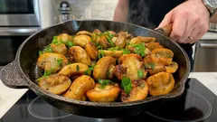 フライパンでキノコが黒くならず黄金色に仕上がる――シェフ直伝の秘訣