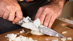 玉ねぎを涙を流さずに切る方法：たった一つの簡単で効果的なコツ